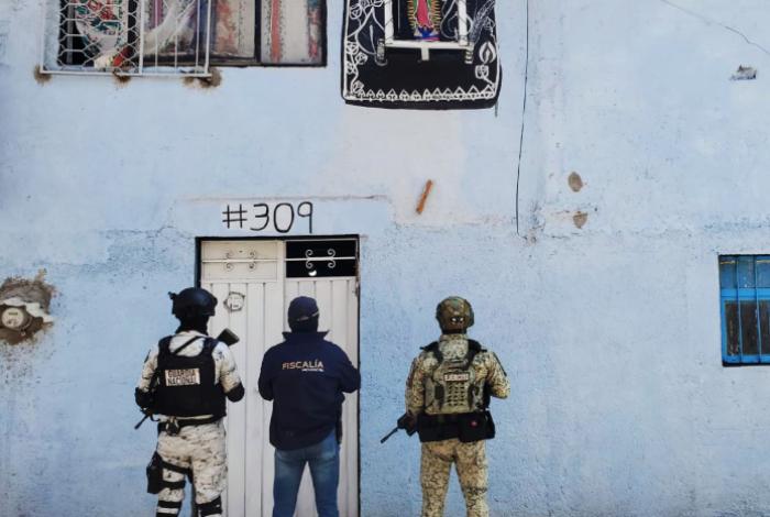 Otra vez en la Obrera: catean casa y ahora detienen a dos con casi mil dosis de sustancia