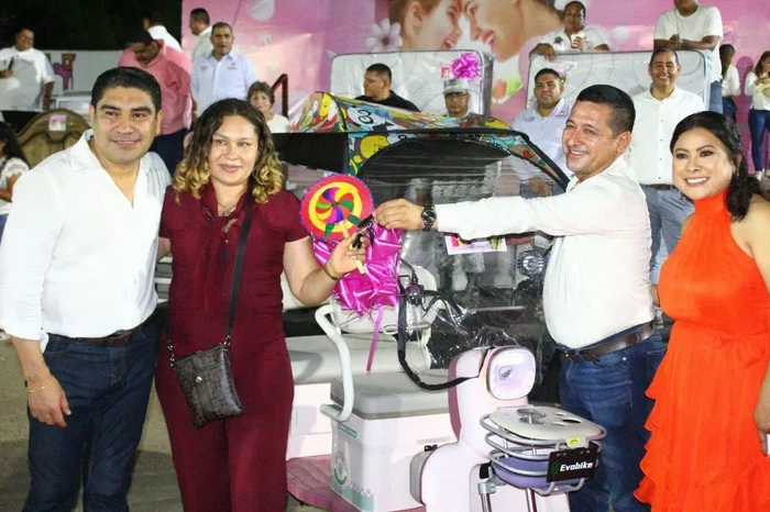 Pablo Varona celebra a más de 3 mil mamás en Huetamo