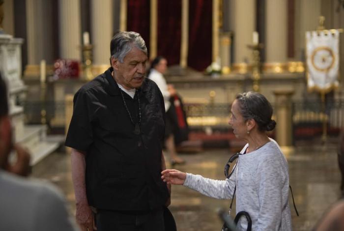 Padre Pistolas asiste a la Misa Crismal en Morelia y convive con fieles