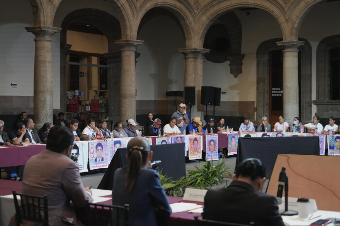 Padres de Ayotzinapa están “decepcionados” de Obrador, pero tienen “esperanza” en Sheinbaum