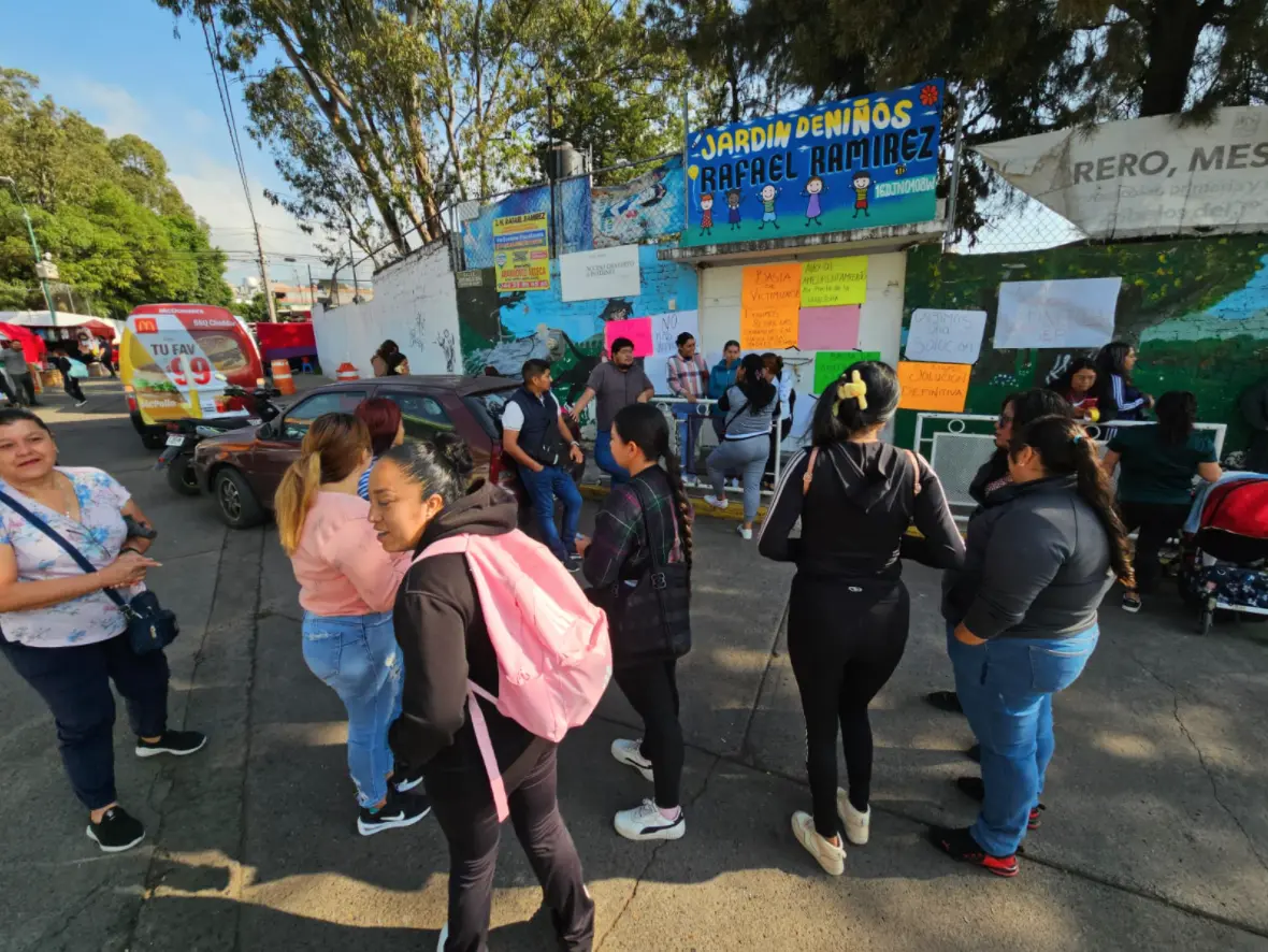 Padres de familia exigen solución a problemas con directora del Jardín de Niños “Rafael Ramírez”