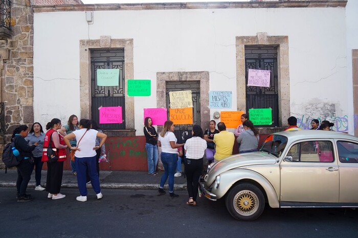 Padres de familia protestan en primaria Santos Degollado por falta de docentes