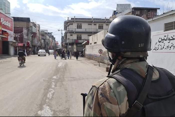 Pakistán bombardea Kabul y declara entrar en "guerra abierta" con Afganistán