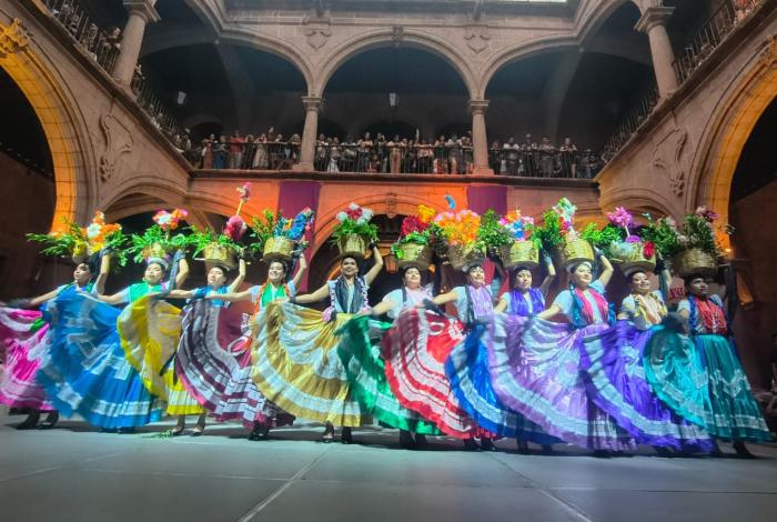 Palacio Municipal brilló con el folclor, la música y la tradición de “La Guelaguetza”
