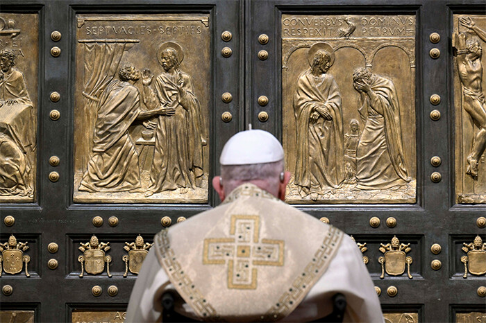 Papa Francisco pasa noche tranquila, pero sigue con oxígeno; "¡No tengan miedo de arriesgarse por amor", escribe en redes