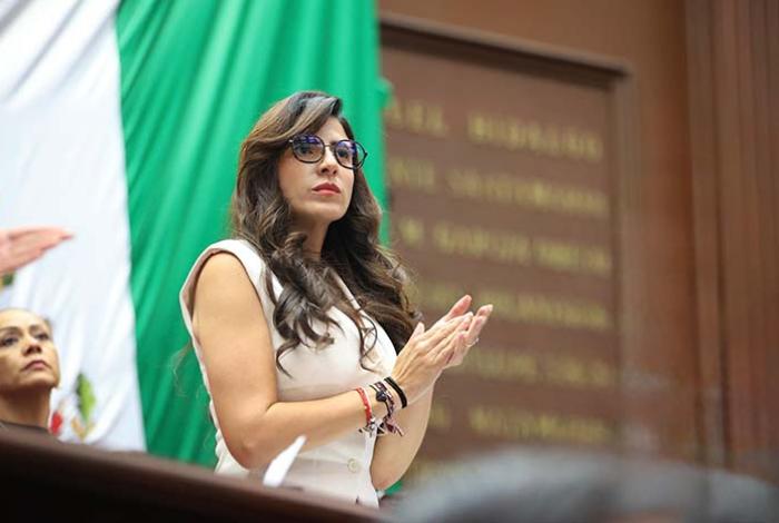 Para no 'hacer circo', reta Giulianna Bugarini a debate de género a Raúl Morón y sus afines