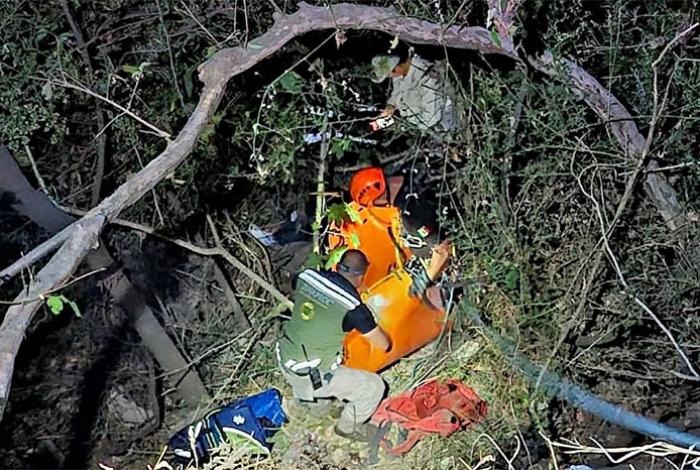 Paramédicos rescatan a una motociclista que se fue a un barranco, en Tacámbaro