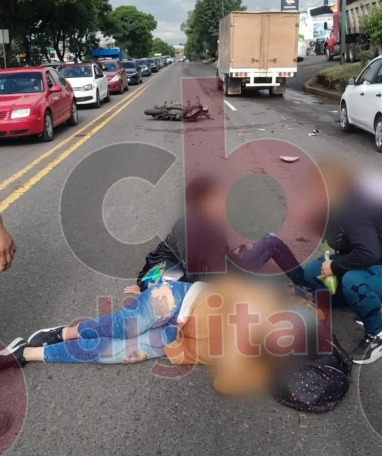 Pareja choca en su moto sobre Madero Poniente