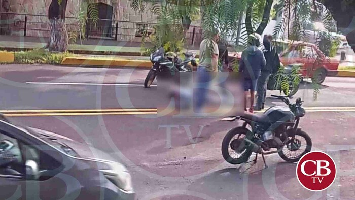 Pareja de adolescentes chocan su moto con un camión en Morelia