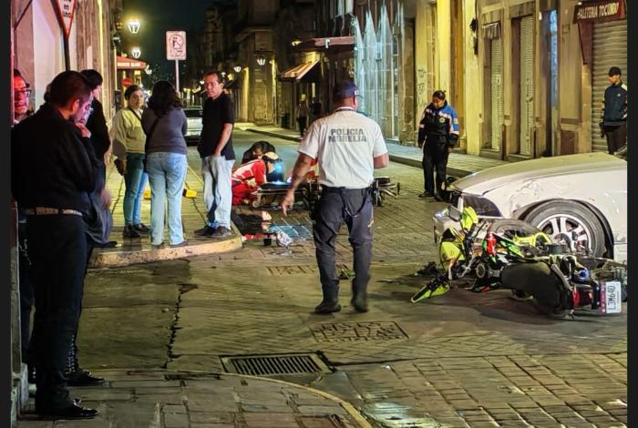 Pareja en moto queda herida tras chocar contra auto deportivo en el centro de Morelia