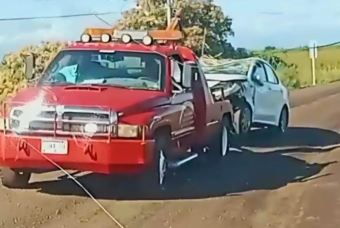 Pareja resulta lesionada tras volcadura en carretera de Buenavista