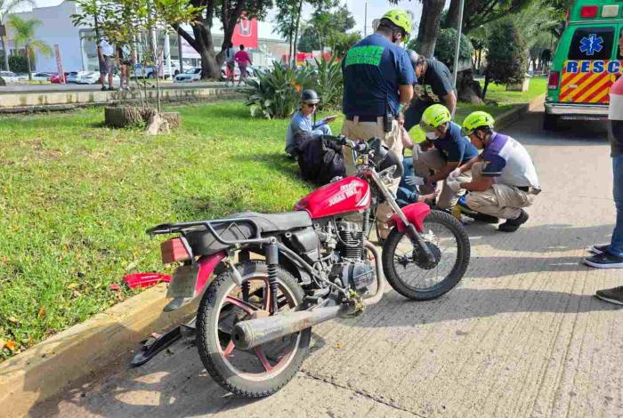 Pareja sufre lesiones tras choque entre motocicleta y auto en Zamora