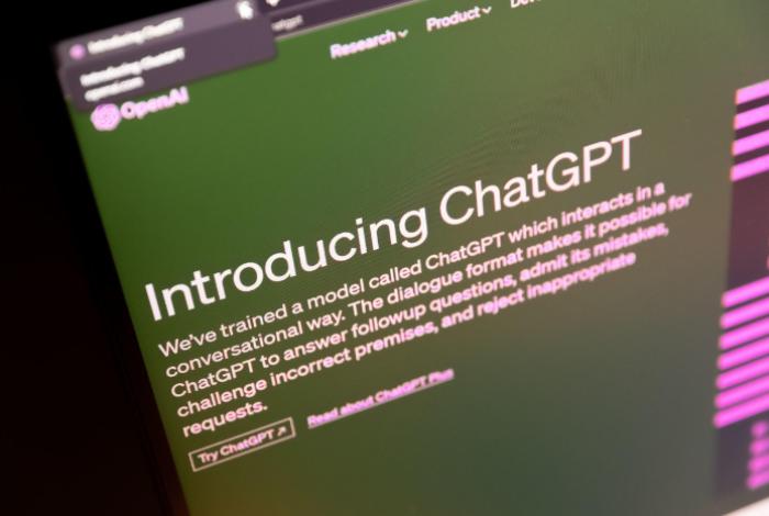 Parejas virtuales y trampas académicas: El descontrol de los ChatGPT personalizados bajo la lupa