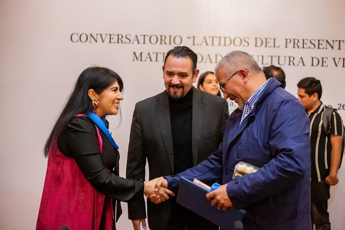 Participa Vanhe Caratachea en Conversatorio «Latidos del Presente»