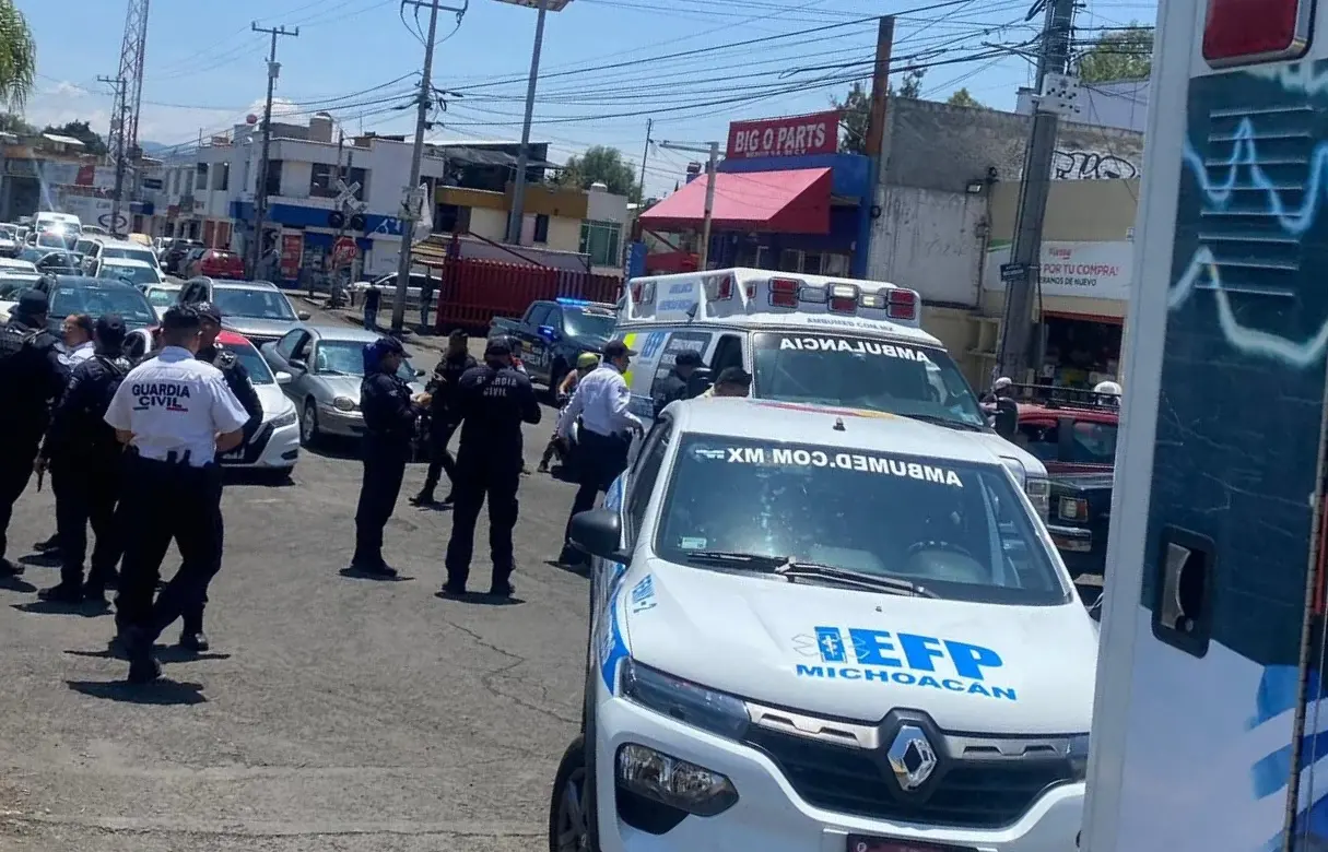 Patrulla atropella a motero y lo lanza al Río Grande de Morelia