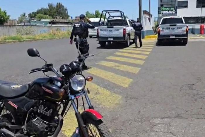 Patrulla de la Guardia Civil proyecta a motociclista hacia el bordo del río, en la av. Michoacán