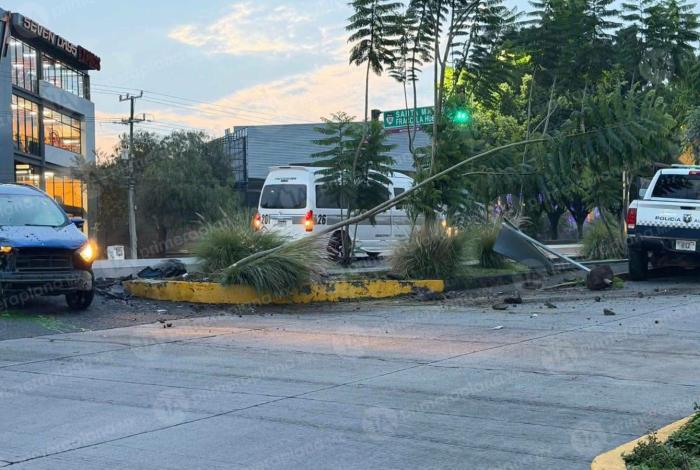 Patrulla y camioneta chocan en el Periférico de Morelia