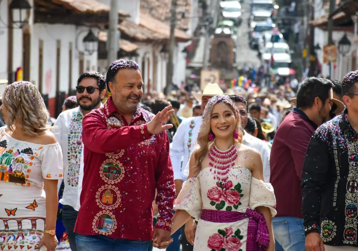 Pátzcuaro celebra 491 años de historia con un desfile lleno de cultura y tradición