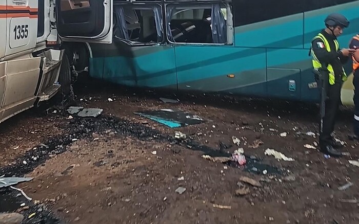 Pátzcuaro: Choque entre tráiler y autobús deja dos muertos y tres lesionados