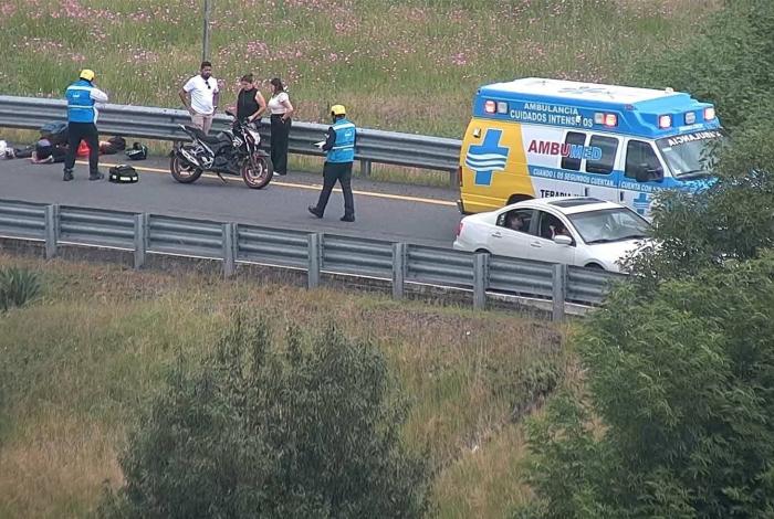 Pátzcuaro: motociclista pi3rd3 la vid4 en accident3 carretero