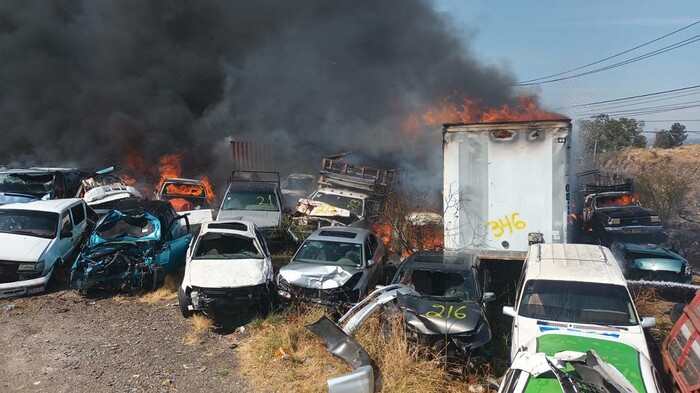 PC Estatal atiende incendio en negocio de grúas en Tarímbaro