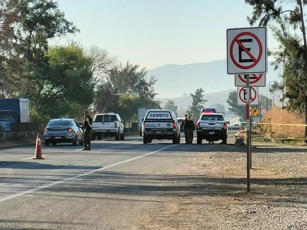 Peatón muere atropellado en la carretera Morelia-Salamanca.