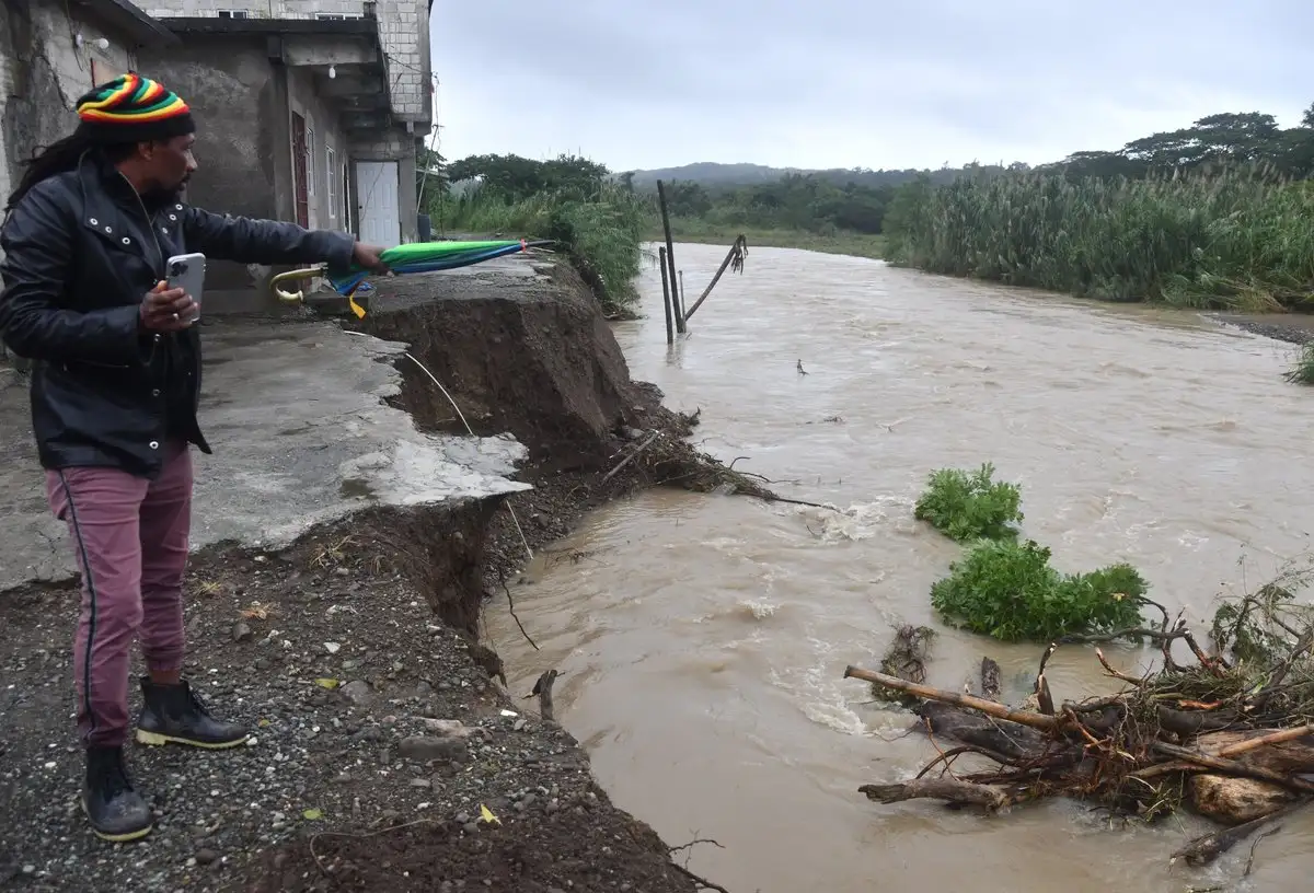 Pega en Jamaica el huracán Melissa y se dirige a Cuba