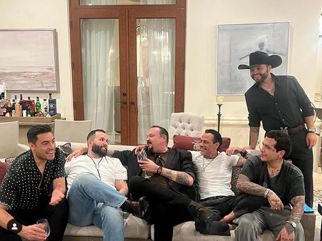 Pepe Aguilar celebra con artistas destacados después del Latin Grammy