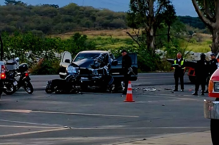 Peribán: Camioneta choca contra moto; muere un adolescente y hay una mujer herida