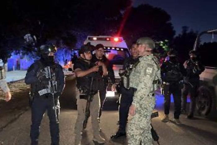 Perito de Fiscalía pierde la vida y dos PM resultan heridos, tras ser emboscados en Aquila