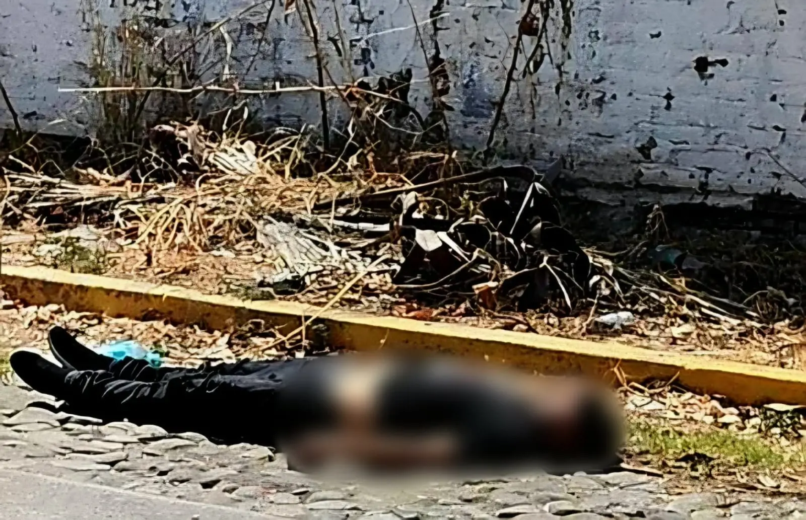 Persecución a tiros termina con un joven asesinado en calles de Apatzingán