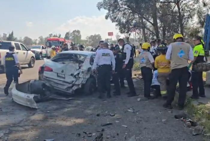 Persecución de tráiler robado causa choque en Salida Salamanca, Morelia