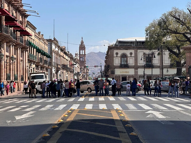 Personal docente, administrativo y de apoyo, exige la CNTE; bloquean vialidad