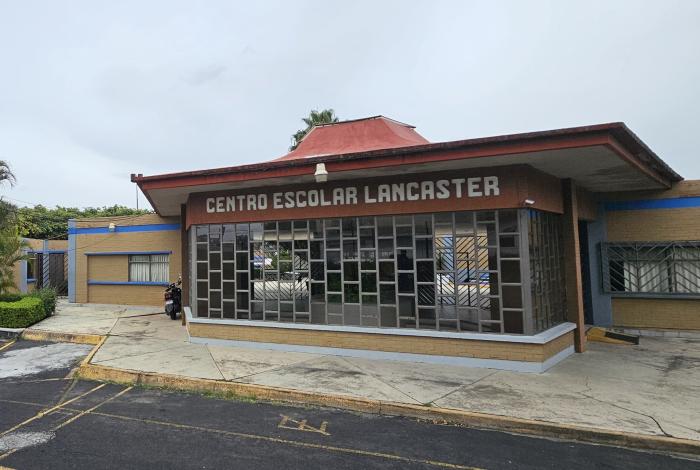 Personal y padres de familia protestan por abrupto cierre del Colegio Lancaster