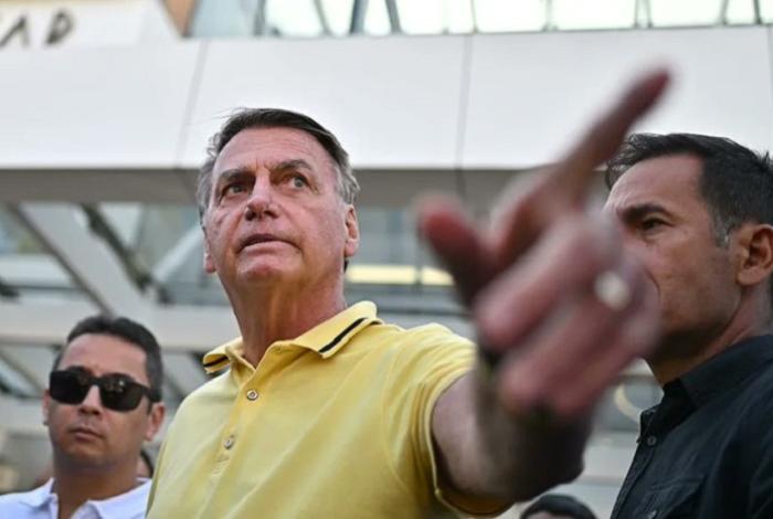 Piden protección a periodistas que cubren la hospitalización de Bolsonaro por amenazas