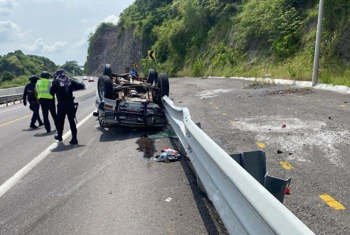 Pierde el control de su compacto y vuelca en la Autopista Siglo XXI
