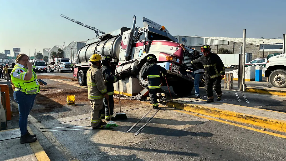 Pipa choca y derrama combustible, cerca de una caseta en la autopista México-Queretaro