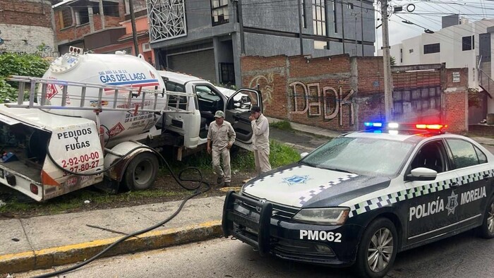 Pipa de gas choca contra tres vehículos, postes y montículo de tierra, en Morelia