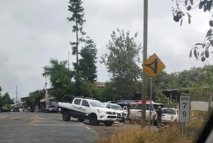 Pistola en mano, sujeto se enfrenta a policías en Peribán y cae abatido