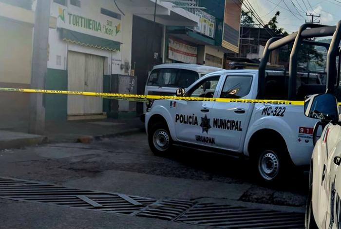 Pistoleros motorizados ejecutan a masculino en una tienda de abarrotes, en Uruapan