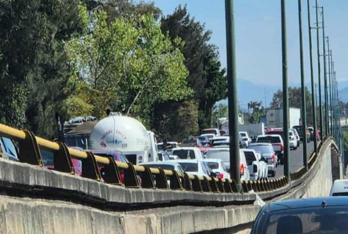 Placas de vidrio se hacen añicos tras caer de camioneta en el Libramiento Norte de Morelia
