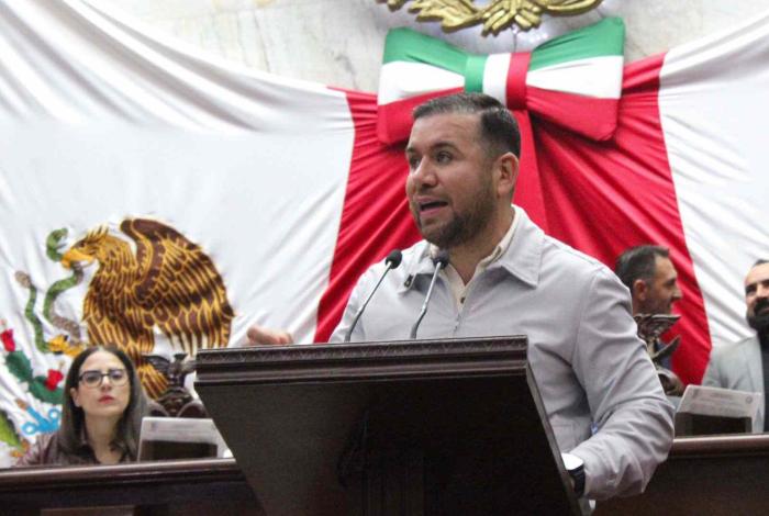 Plantea Reyes Galindo reforma para restringir circulación de camiones que transportan material peligroso