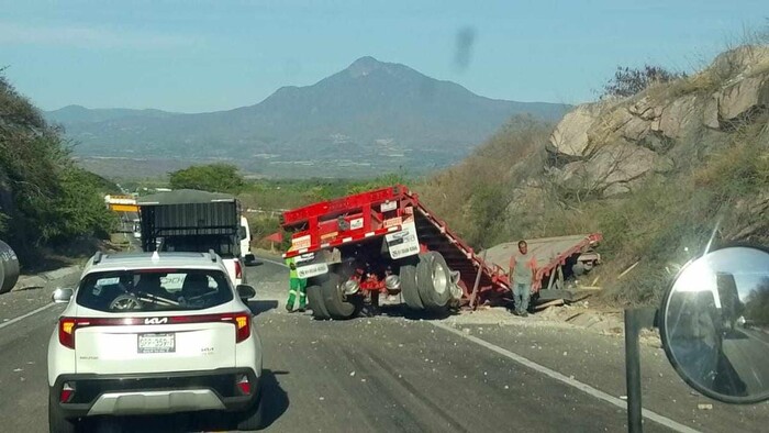 Plataforma se desprende de tráiler y rollo metálico de grandes dimensiones que trasladaba termina obstruyendo la autopista Siglo XXI