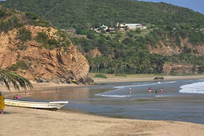 Playas michoacanas, limpias y aptas para vacacionar: Bedolla