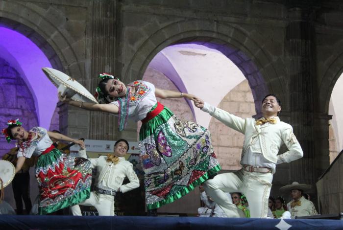 Plaza Valladolid se llenó de música, baile y tradición, con el espectáculo “Morelia siente la danza”