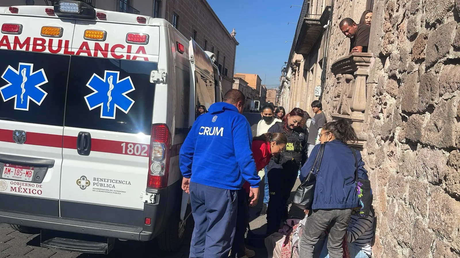 Policía de Morelia auxilia a mujer de la tercera edad tras caída de combi “Coral”