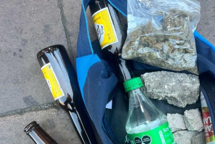 Policía Morelia aseguró a sujeto que portaba objetos peligrosos y presunta droga al exterior del Congreso del Estado