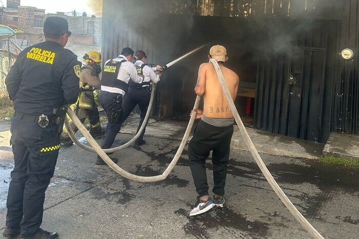 Policía Morelia atiende incendio en terreno baldío contiguo a un bar