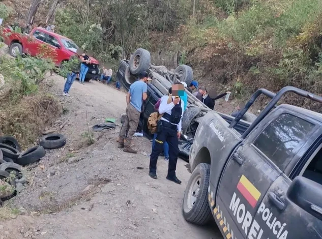 Policía Morelia atiende volcadura de vehículo en zona rural