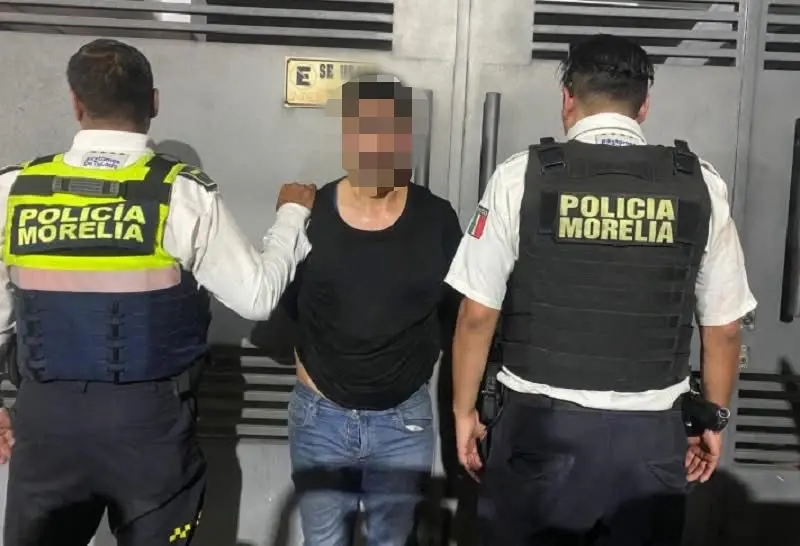 Policía Morelia detiene a civil con arma de fuego en Plaza Carillo